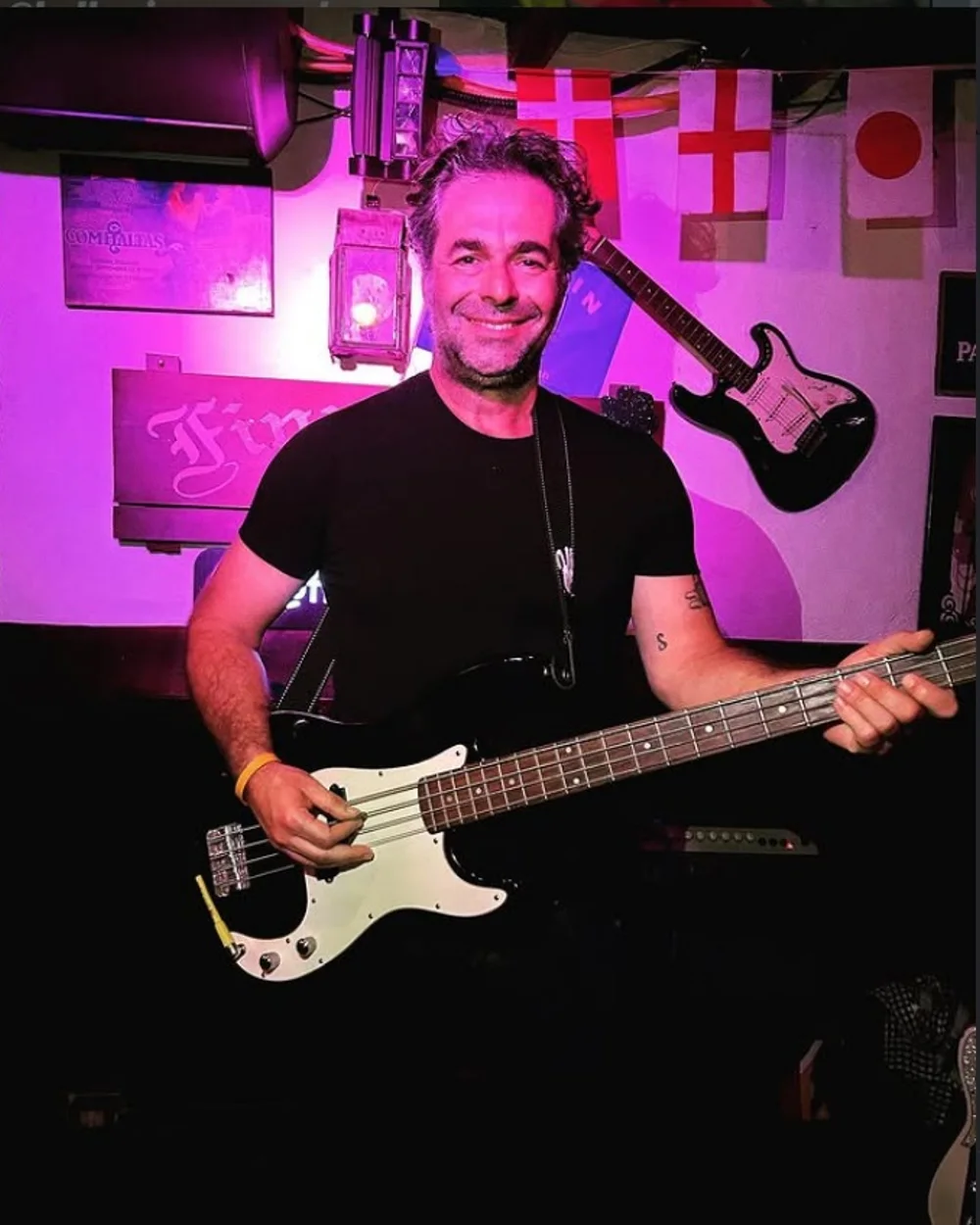 O outro lado: Horácio tocando baixo num bar