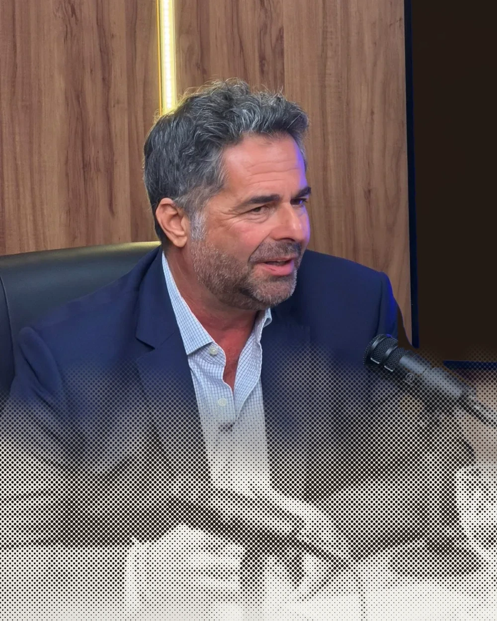 Horácio de terno num podcast; do meio do terno para baixo a foto se desfaz em pontos de retícula