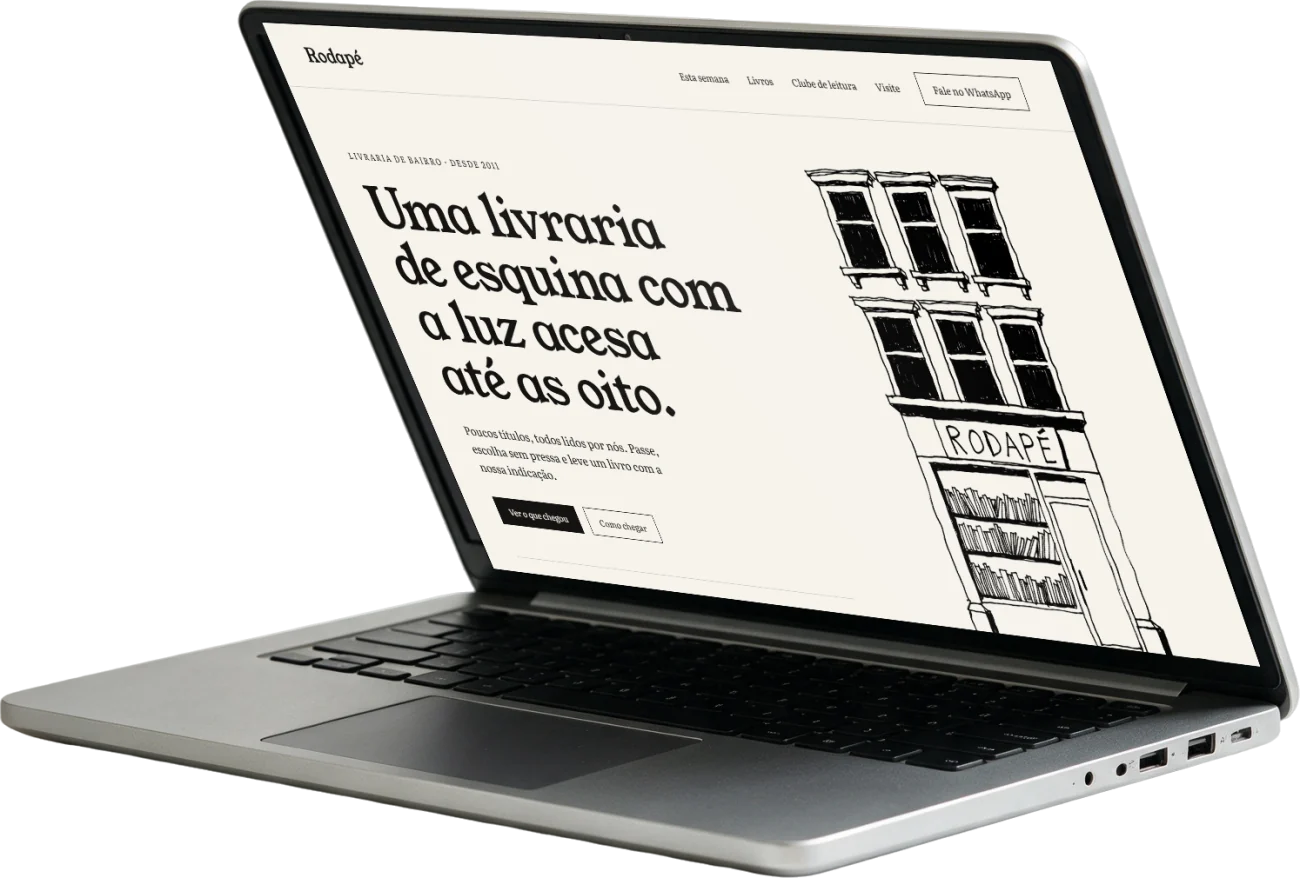 Notebook aberto mostrando o site de uma livraria