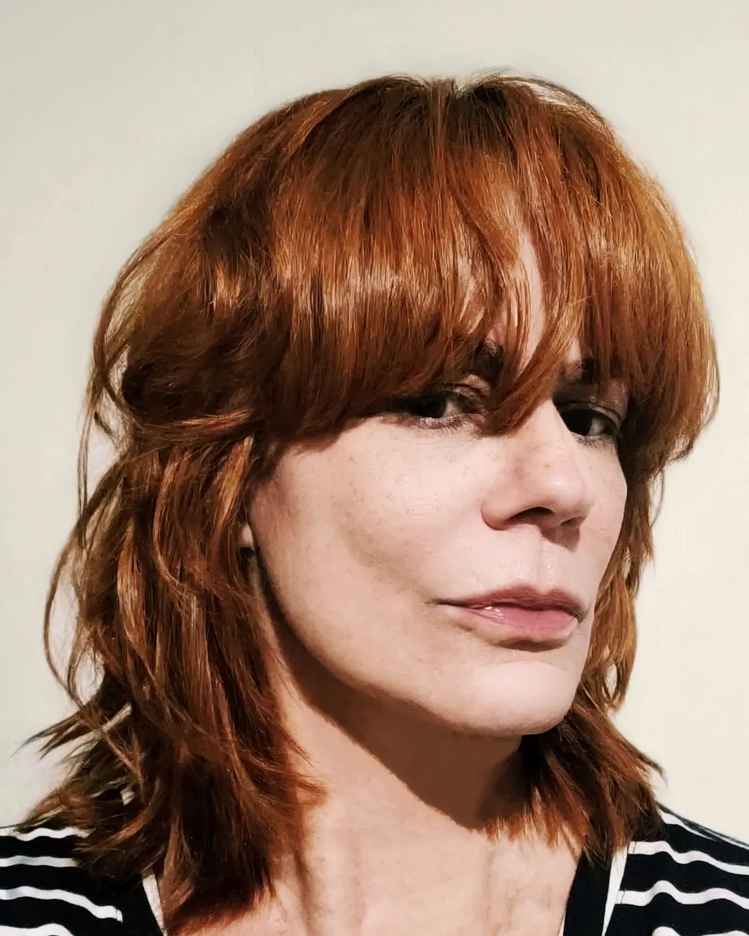 Retrato da Mônica, ruiva de franja, de blusa listrada